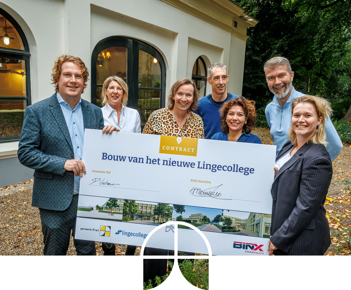 Tiel, 03 oktober 2025 Ondertekening contract van de bouw van het Lingecollege. Wethouder Dave Verbeek en directeur Leonie Meuwszen van aannemingsbedrijf Binx-Smartility zetten een handtekening op een alternatief voor de overeenkomst. Copyrightvrij: Foto Jan Bouwhuis.