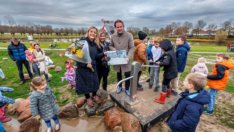 Tiel, 04 december 2024 Opening Waterspeeltuin in het Linge Waalpark door wethouder Frank Groen met hulp van kinderen en de 2 initiatief buurtmoeders Maartje en Janina. Foto Jan Bouwhuis.