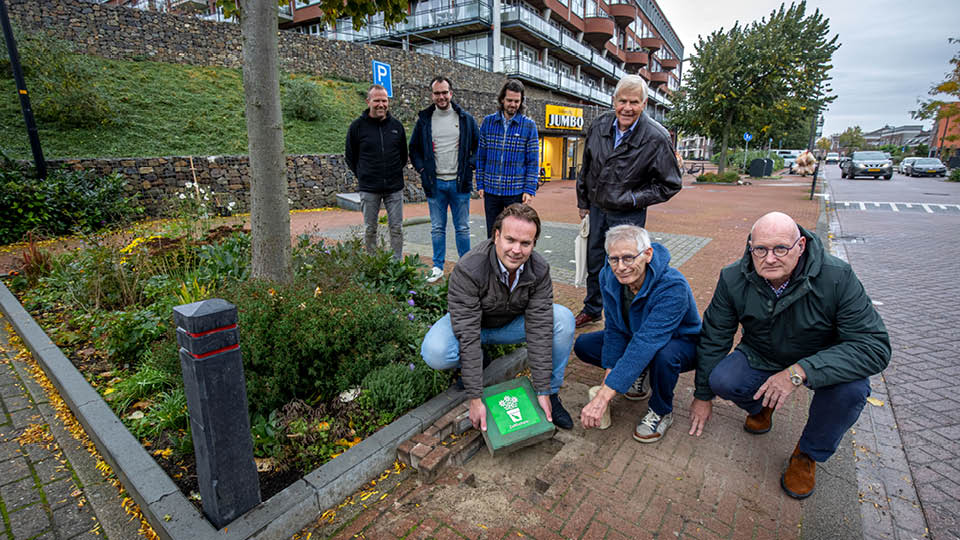 Tiel, 30 oktober 2023 Bij de Kranshof is de eerste nieuwe adoptietegel geplaatst door wethouder Frank Groen met bewoners Hendrik Oevering en Wim de Leeuw. Zij zijn van een groepje bewoners dat zich daar ontfermt over drie plantvakken. Deze tegels worden voortaan geplaatst bij alle boomspiegels of andere groenvakken die door inwoners geadopteerd zijn. Dat wil dus zeggen dat zij zorgen voor het inplanten en onderhoud. Copyrightvrij: Foto Jan Bouwhuis.