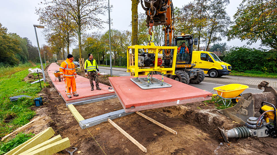 Tiel, 08 november 2024 Verbeteren fiietspaden aan de Rivierenlandlaan met speciale beton elementen om doorgroei van wortels te voorkomen. Totaal wordt er ruim 5 km fietspad vernieuwd, deels met betonplaten en deels met asfalt. Tiel werkt nu allereerst aan de hoofdfietspaden die veel gebruikt worden. Na de Kennedylaan zijn delen van de Rivierenlandlaan en de Laan van Westroijen aan de beurt. Snel daarna volgen de Siependaallaan, de Predikbroedersweg en de Kellenseweg. Foto Jan Bouwhuis.