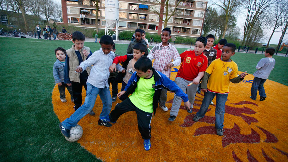 Tiel, 09 april 2009 De aanleg van het Cruyff Court in Tiel West is voltooid en de jeugd heeft hem direct in gebruik genomen. De eerste avond / nacht veroorzaakte dat geluidsoverlast, diverse bewoners hebben daarover geklaagd. Dankzij de ondersteuning van de Stichting Cruyff Courts KNVB Velden heeft de gemeente de mogelijkheid om het trapveldje op de hoek van de Wadenoijenlaan / Teisterbantlaan op te knappen. Het is belangrijk dat de jeugd de mogelijkheid krijgt om te spelen en te sporten. Spelen draagt bij aan de ontwikkeling van kinderen en bevordert de leefbaarheid van de wijk. Het Cruyff Court is bedoeld voor de jeugd in de wijk. Daarnaast zullen op het Cruyff Court jaarlijks verschillende activiteiten georganiseerd worden. Foto: Jan Bouwhuis.