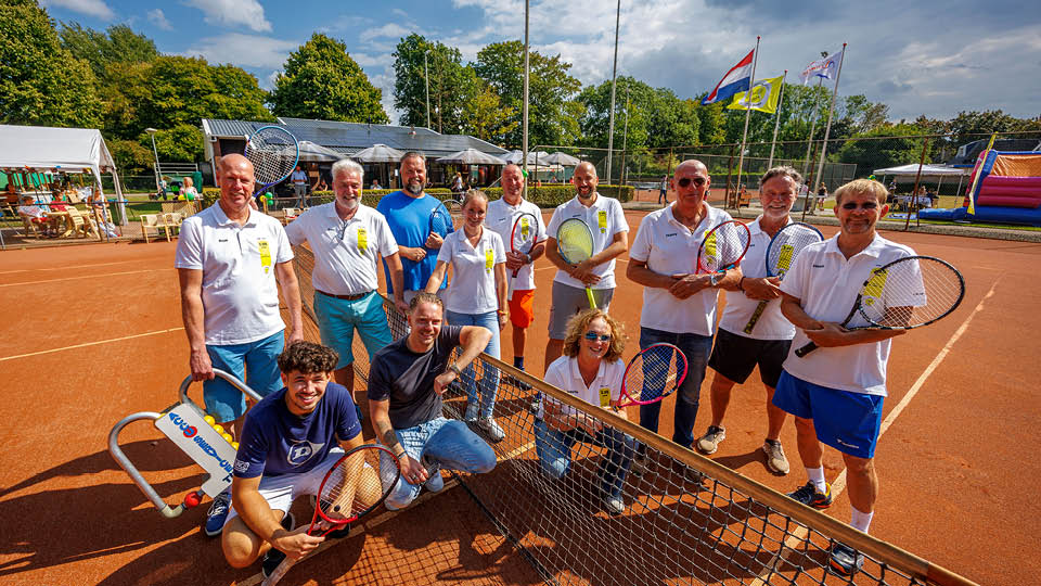 Tiel, 30 augustus 2025 Viering 130 jaar tennisvereniging TLTC Groenendaal tijdens middag activiteiten. Op de groepsfoto het bestuur en organisatie van de dag. Foto Jan Bouwhuis.