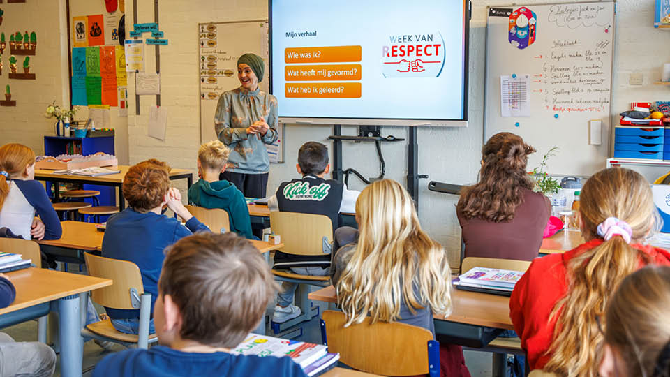 Tiel, 10 november 2025 De Week van Respect met gastles van Layla Mulay (raadslid) op de Stefanusschool groep 8. Copyrightvrij: Foto Jan Bouwhuis.