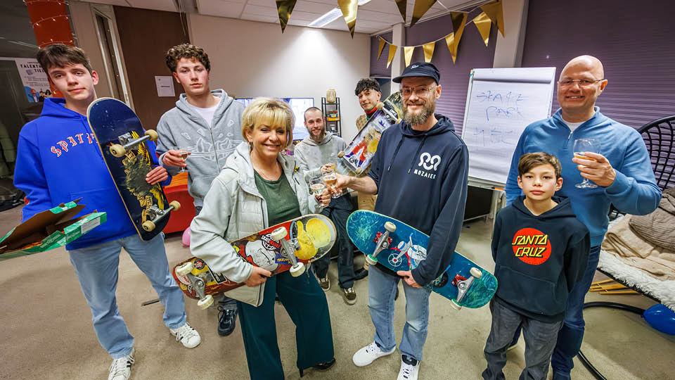 Tiel, 04 december 2025 Moza ek Welzijn organiseert een bijeenkomst met een aantal skaters in het Talenthouse om de komst van een ‘Urban Sportpark’ te vieren.  Met piza en bubbels, samen met wethouder Carla Kreuk. Copyrightvrij: Foto Jan Bouwhuis.