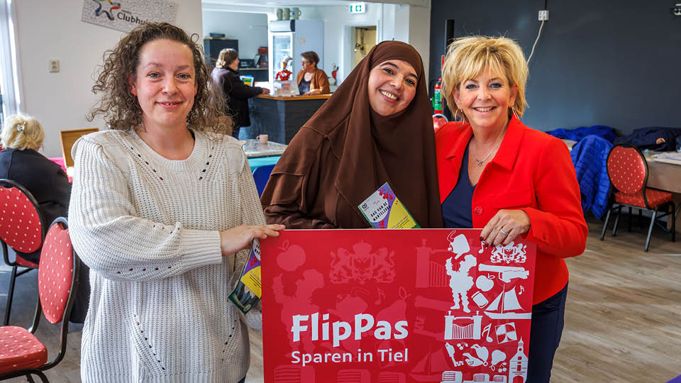 Tiel, 10 november 2025 Tijdens dag van de mantelzorg uitreiking eerste mantelzorgcompliment - flippas door wethouder Carla Kreuk in Clubhuis Tiel (SCT) aan de Peppellaan. Copyrightvrij: Foto Jan Bouwhuis.