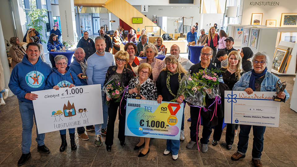 Tiel, 23 april 2024 Uitreiking in Zinder van de Burgerinitiatief Awards 2023 aan: de Vrolijke Wandelaars Avondvierdaagse., Stichting Dierenhulp Dierenambulance Tiel en Maluku Oldstars Theole Tiel. Deze award is in 2018 in het leven geroepen door Moz ek welzijnsdiensten en ondersteund door Stichting Oud Burger Mannen- en Vouwenhuis, Stichting Burgerweeshuis en Gemeente Tiel. Copyrightvrij: Foto Jan Bouwhuis.