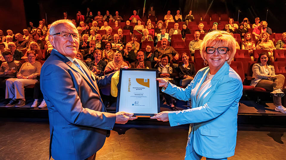 Tiel, 16 april 2025 Bijeenkomst in de Agnietenhof met de uitreiking van het certificaat Tiel Dementievriendelijke Gemeente aan locoburgemeester / wethouder Carla Kreuk door Joep Koch van afdeling Rivierenland Alzheimer Nederland. Daarna een theater voorstelling 'Pow Wow' van theatergroep Minoux. Gastheer was Marc Horsten van Mozaiek Welzijn. Copyrightvrij: Foto Jan Bouwhuis.