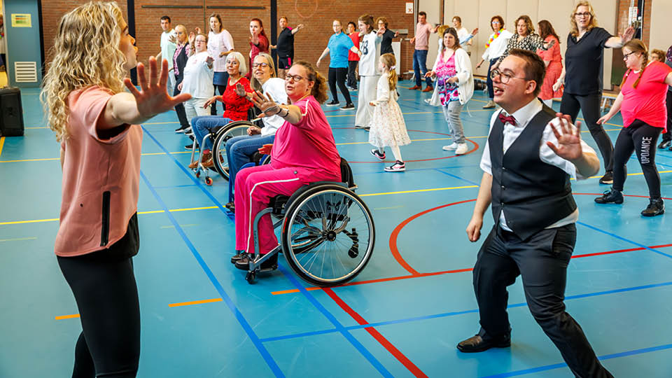 Tiel, 22 maart 2025 8e Inclusive Dance Dansdag in het Lingcollege met een bezoek van wethouder Dave Verbeek. Foto Jan Bouwhuis.