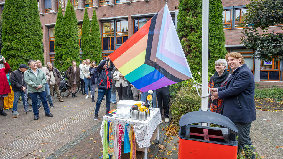 Tiel, 06 oktober 2025 Hijsen Regenboog - Progressvlag voor het stadhuis Foto Jan Bouwhuis.