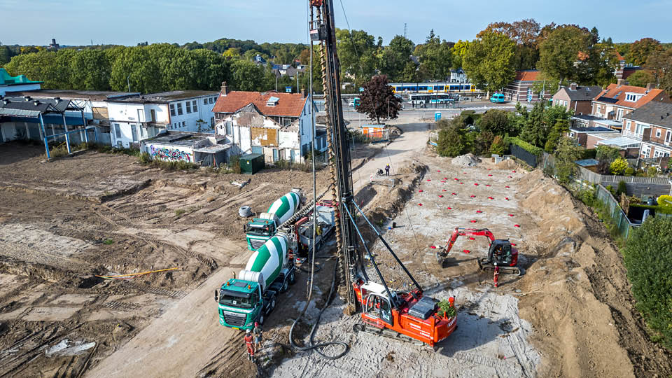 Tiel, 02 oktober 2025 Luchtfoto. Veilingkwartier. De schroefpalen voor de eerste 17 woningen op het voormalige Velingterrein zijn de grond in gegaan. 5 woningen staan met de rug naar de Papesteeg, de andere 12 naar de Meester Thorbeckestraat. Foto Jan Bouwhuis.