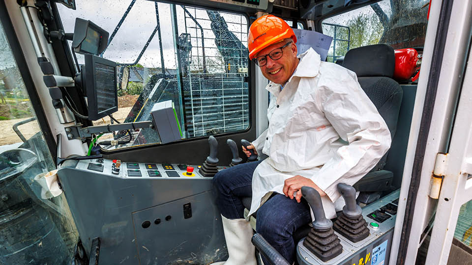 Tiel, 15 april 2024 Heiwerk van de nieuwbouw appartementen aan De Balije van KleurrijkWonen. De eer aan wethouder Remco Dijkstra en de directeuren Tjapko van Dalen van KleurrijkWonen en Joost de Korte van Ouwehand Bouw de starthandeling te plegen. Foto Jan Bouwhuis.