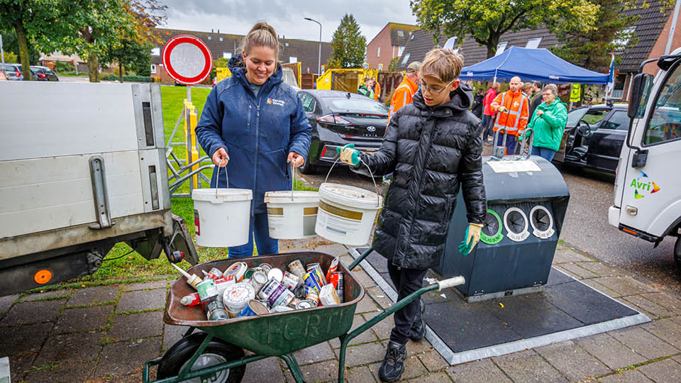Tiel, 04 oktober 2025 Opruimactie Rauwenhof Anne de Vriesstraat georganiseerd door gemeente Tiel, Avri, Thius, Kleurrijk Wonen, handhaving en anderen. Ook aanwezig wethouder Remco Dijkstra. Copyrightvrij: Foto Jan Bouwhuis.
