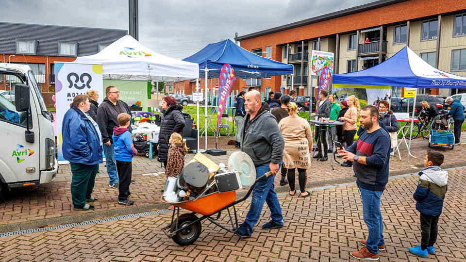 Tiel, 16 november 2024 Opruimactie in de Vogelbuurt Tiel Oost door gemeente Tiel in samenwerking met afvalverwerker AVRI, Thius, Kleurrijk Wonen, Mozaiek welzijn, EnergieVitaal, buurtcommissie en wijkregisseur. Ook wijkwethouder Carla Kreuk kwam langs. Copyrightvrij: Foto Jan Bouwhuis.